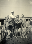 825396 Afbeelding van een groep personen met badmeester B.J.A. Mulder van de Zweminrichting De Liesbosch ...